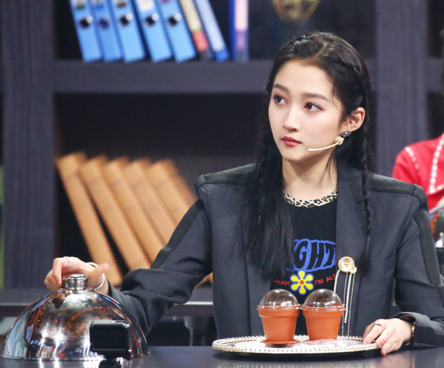 关晓彤@高脚椅太高，脚够不到地面怎么办？看到关晓彤坐姿，救场堪比教科书