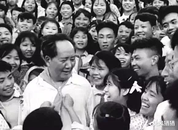 |1959年与毛主席合影的金童玉女，12年后结为夫妻，如今他们怎样了