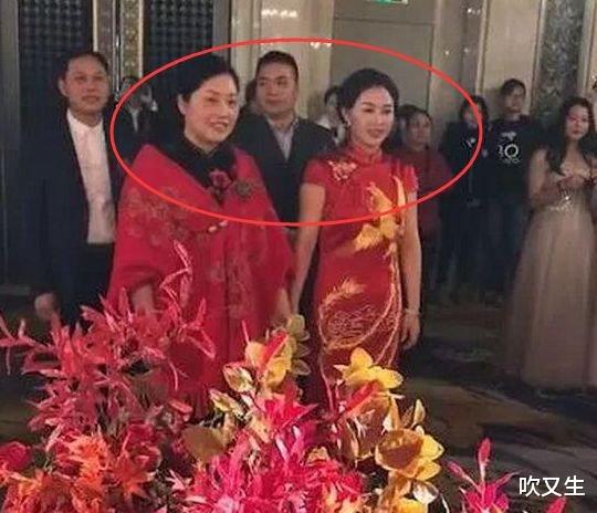儿子婚礼,老妈气场全开,五十岁宛如少女,站在一起丈母娘尴尬了