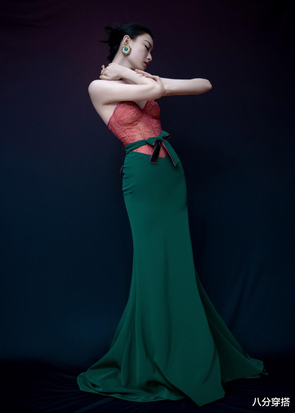 倪妮的高級感太難忽略，紅色和綠色撞色束腰裙高貴精致，優雅大氣-圖2
