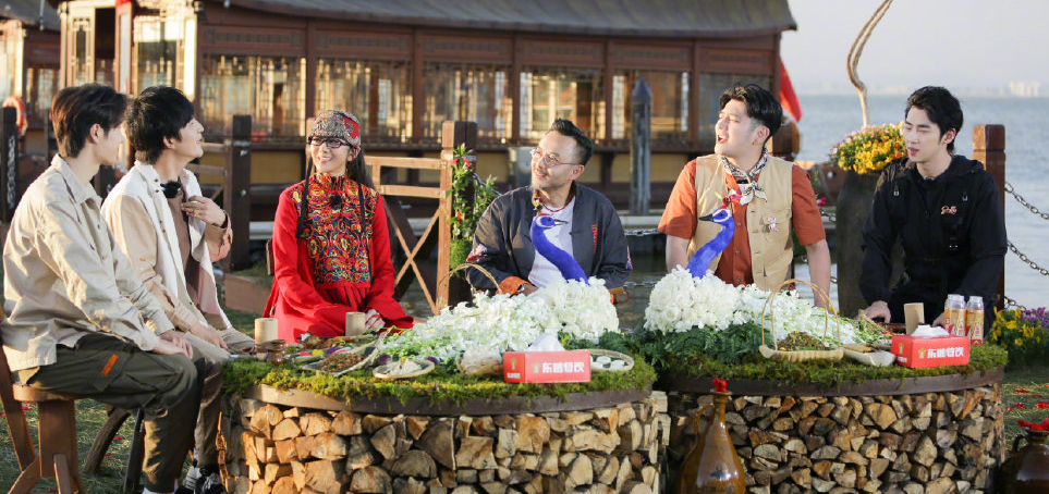 #王一博#天天向上：王一博被强行搭顺风车，悠哉撩发负责帅，却累坏大张伟