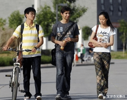 [印度]印度游客来中国体验公路，一上车就懵圈了：你们称这些为高速