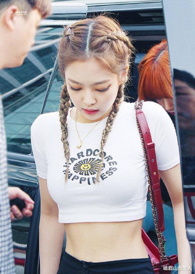 迪丽热巴▲头发长了别披着！今年流行迪丽热巴的“香蕉头”，时髦减龄有气质