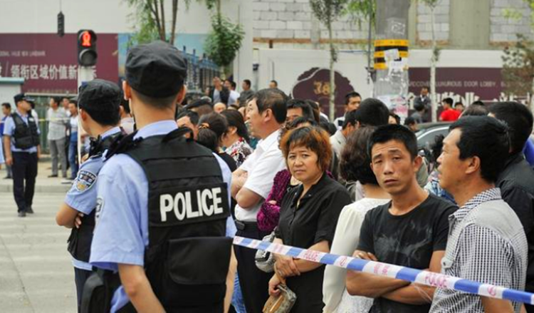 热点趣事 昆明男子怀疑妻子出轨长期家暴，持宰牛刀连捅妻子43刀致死，闺蜜劝阻被捅30余刀