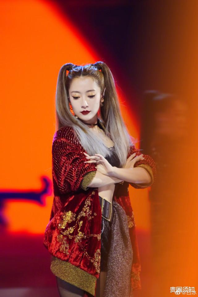 白冰|白冰前夫晒照为女儿庆祝幼儿园毕业，6岁的女儿甜美可爱像极爸爸