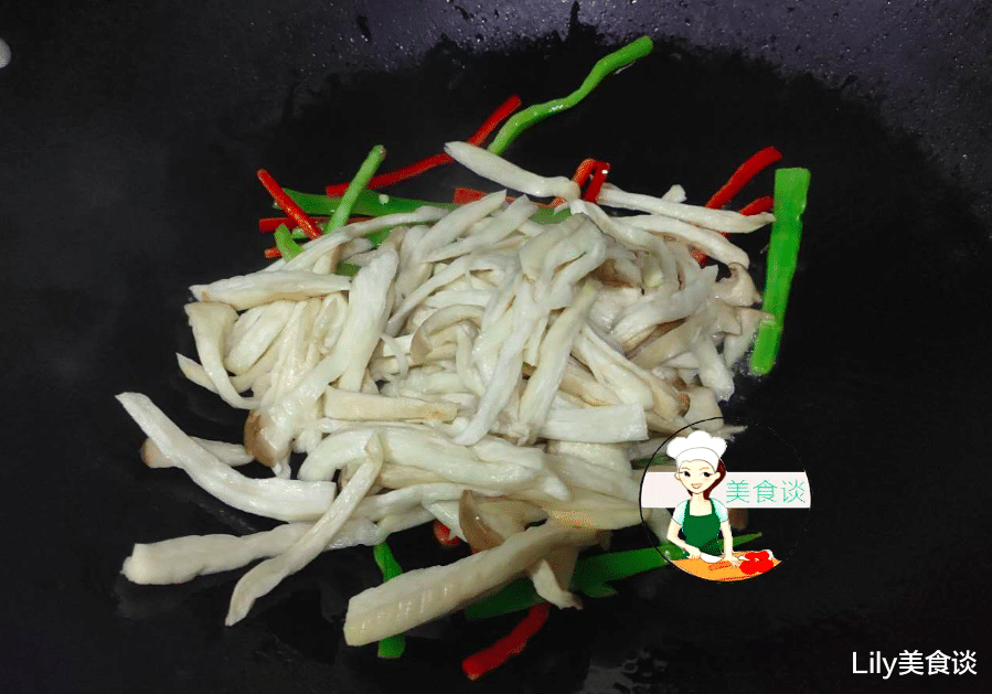 香蕉▲这三样食材一起炒,不放肉也很鲜,难怪儿子爱吃,做法简单还营养