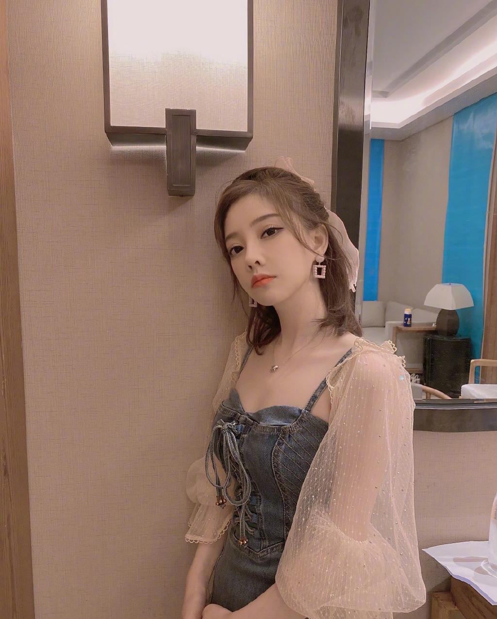 魏如萱|冯提莫九月高产挑战自我，四首新歌发布，网友：难怪可以完成蜕变