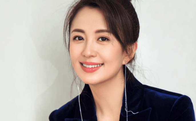 「杨童舒」女星拍戏到一半却意外怀孕，如今孩子已10岁，生父身份依旧是谜