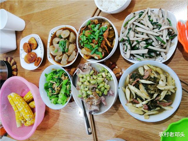 玉米|放假陪老公回老家，婆婆下厨做了满满一桌菜，吃撑了还打包带走！