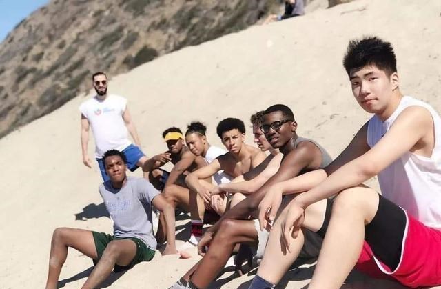 余嘉豪：中国男篮第一中锋出现！2米20内线崭露头角，32+16成姚明接班人！