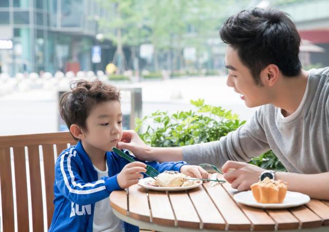 "冻龄爸爸"火了,与女儿相差25岁,一起出门时就被误认为是情侣