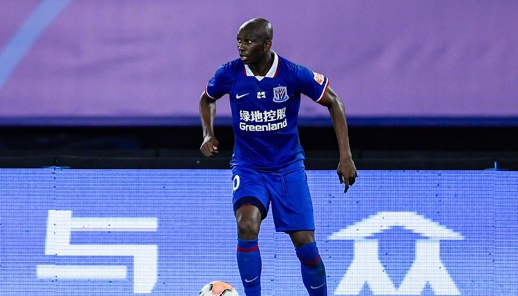 董路|老了踢不动了，申花35岁的老将禁区被晃劈叉，45分钟就被换下