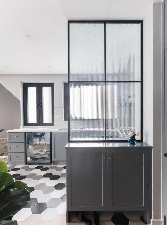 ：进门就是客厅和餐厅的户型，怎样设计玄关？