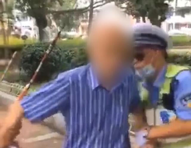 时间要闻|批捕！67岁男子街头无差别砍人，淡定面对警方抓捕：我有要事汇报