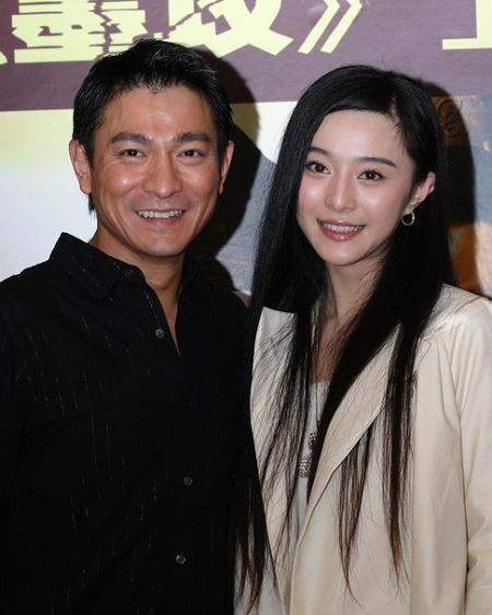 刘德华：刘德华和谁合影都是微笑，唯独在她面前，连“天王的形象”都不顾了