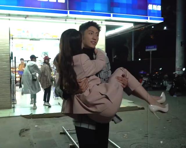 迪丽热巴|黄景瑜公主抱热巴，热巴笑场导演却不喊卡，看清抱姿，懂了