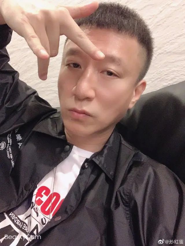 孙红雷|孙红雷罕晒自拍，暴瘦后脸颊凹陷险认不出，眼神迷离撞脸陈冠希抢镜