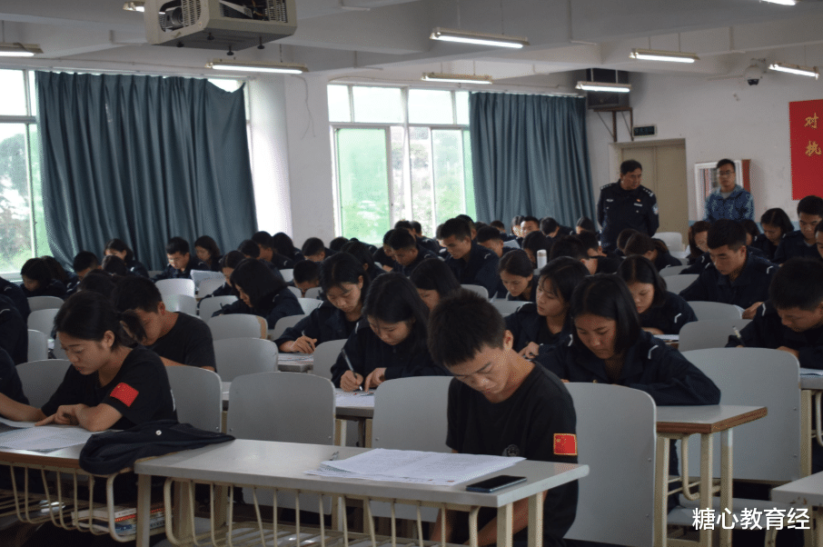 考试|学生名字有103笔，在监考老师面前当场急哭，网友：父母长点心吧