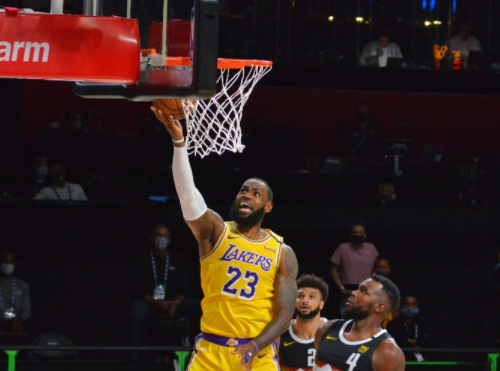 德怀特·霍华德|12+11！霍华德梦回巅峰，6个进攻篮板+泰山压顶式补扣，JR场边超人动作庆祝