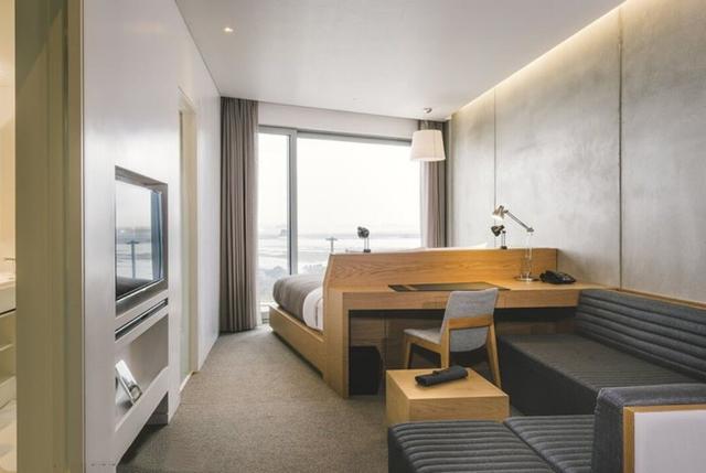 |床头坚决不靠墙!装个挡板隔出1米空间,变成多功能房能干好多事