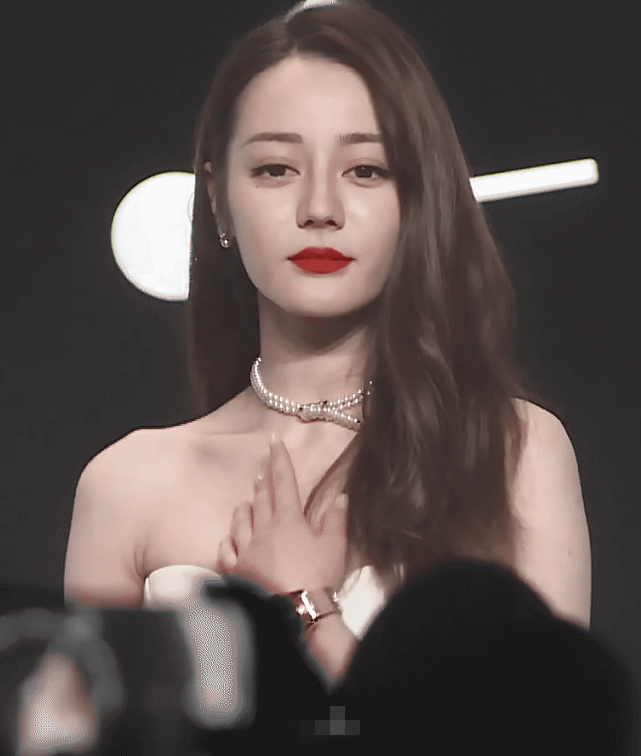 迪丽热巴@迪丽热巴新剧官宣，看到剧照海报那一刻，已经赢了一半