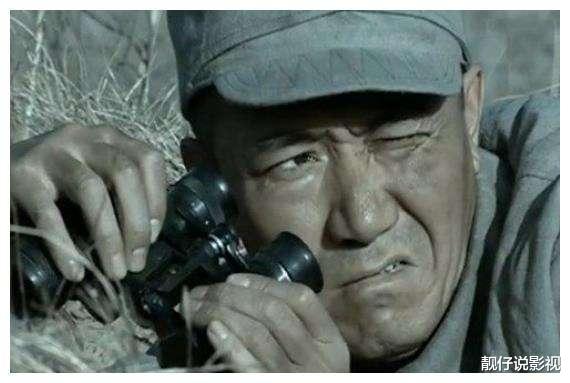 「楚云飞」同样是楚云飞打电话，老版用老掉牙的机器，看到新版：你咋不用手机？