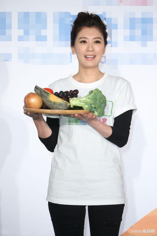 「短发」45岁贾静雯换新发型，锁骨短发变丸子头，搭清爽白T恤减龄又甜美