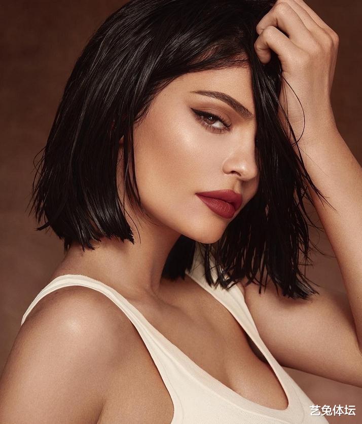 西蒙斯@美国10大年轻亿万富豪，贪恋NBA球星西蒙斯，詹娜又输给小妹