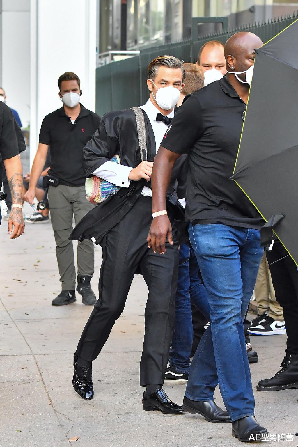 克里斯·派恩|太帅啦！40岁克里斯·派恩亮相新电影片场，金发+西装帅到流鼻血