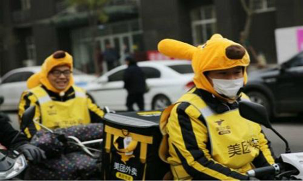 『美团』美团推出四轮车送饭，外卖小哥舒服了。网友疑惑：快递费有多贵？