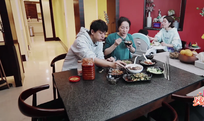 李佳航▲李佳航在家不用干家务，跟李晟分房睡，感叹做演员不够红心情焦虑