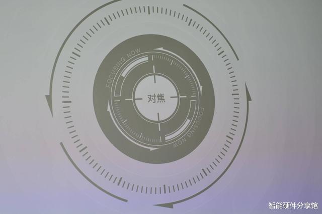 投影仪|白天也能吃鸡看大片，效果媲美万元激光电视，坚果J9投影仪体验