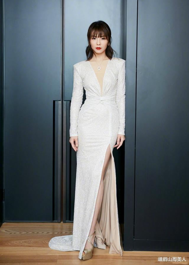 「短发」刘涛终于换发型了，不扎马尾，剪成利落短发后，气质变得更高级了