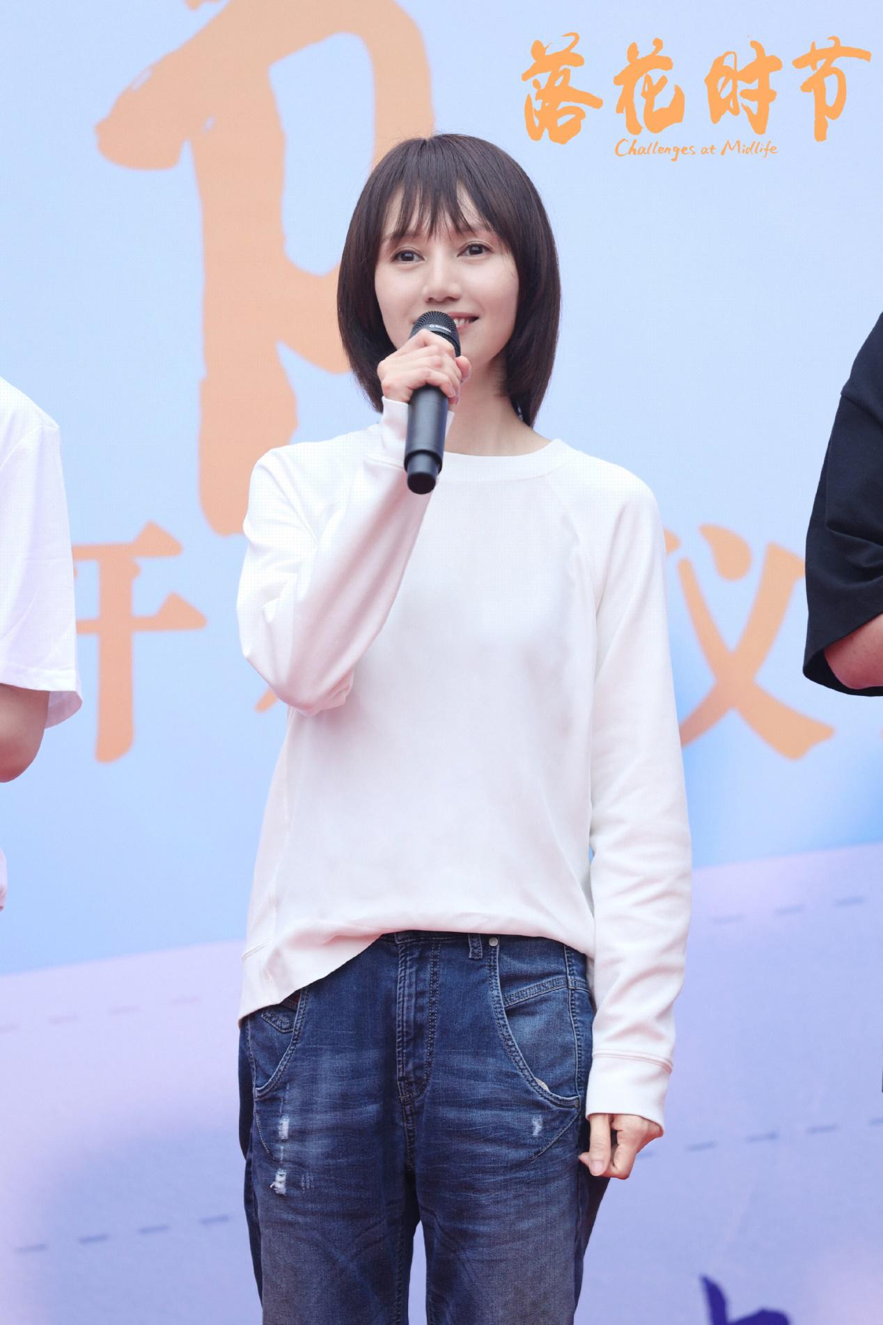 小黑裙|袁泉不愧为百花奖最佳女配角,穿小黑裙简约典雅,干练短发超有范