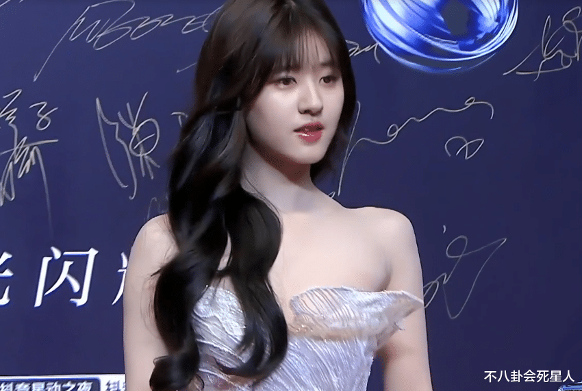 关晓彤|星动红毯比美：赵露思单薄性感，欧阳娜娜胖出赘肉，关晓彤逆袭