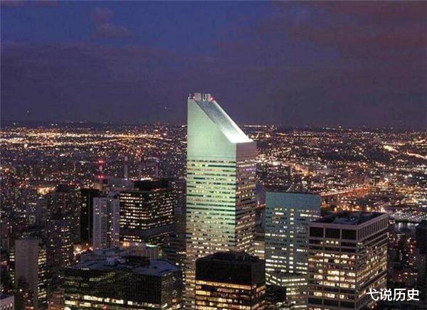 弋说历史|4根柱子支撑的59层大楼，耗资近58亿，没到一年差点遇灭顶之灾