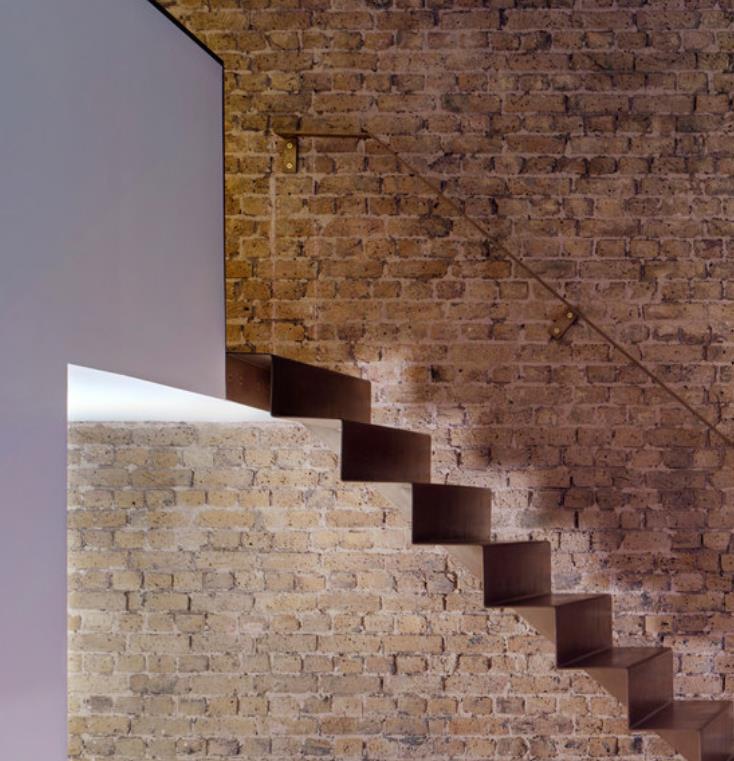 |国外用一块薄薄钢板做楼梯，一周不要就完工，现浇楼梯被比下去？