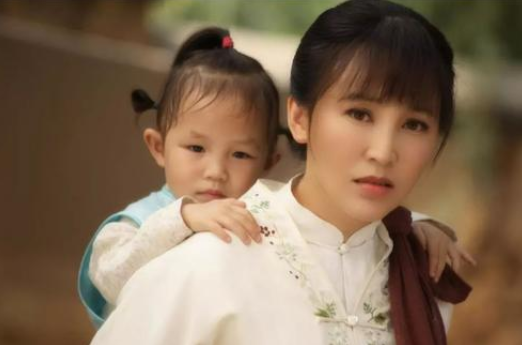 岳丽娜|19岁与导演私奔，裸婚住地下室连生3胎，今丈夫用整部剧捧红她