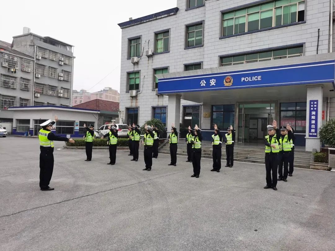 长沙警事 “不管白帽黑帽,能指挥好交通,就要点赞!” 县域警务