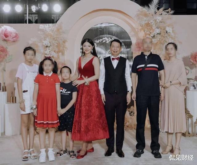 紫金矿业|28年将县域企业做到1500亿,63岁迎娶38岁娇妻,这次他火了