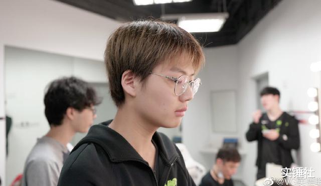 【lpl】小乐言离IG后成LPL代练,1人杀穿LNG看懵米勒余霜!熊熊无野可打