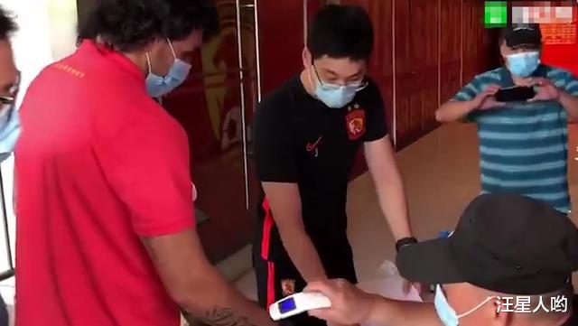 「广州恒大」好消息！恒大归化国脚解除隔离，抵达恒大基地，受到球迷追捧