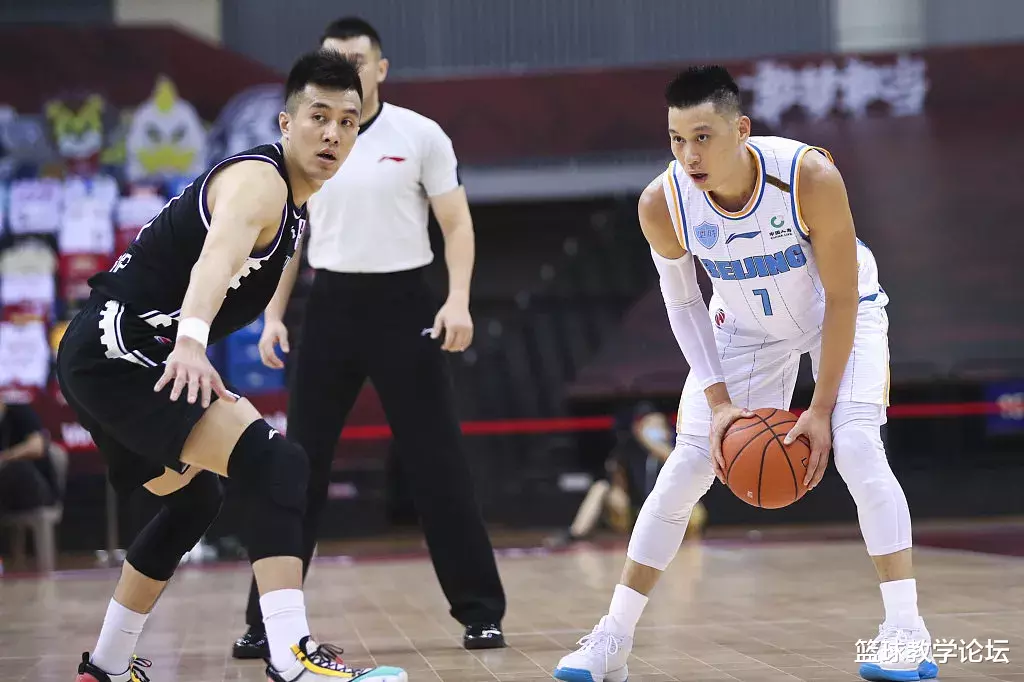 「林书豪」林书豪首秀险些被废！开场1分钟就被干趴！后脑勺猛砸地板