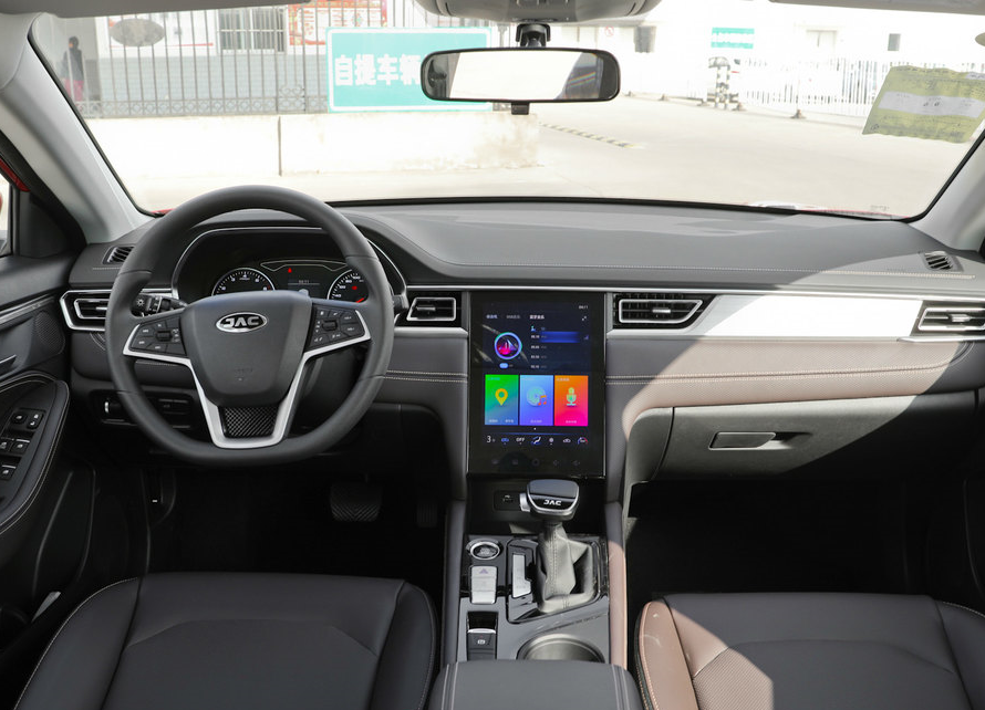 轿车：国产中的一匹“黑马”！轴距2米7配10.4寸屏，5.8W起比捷达漂亮