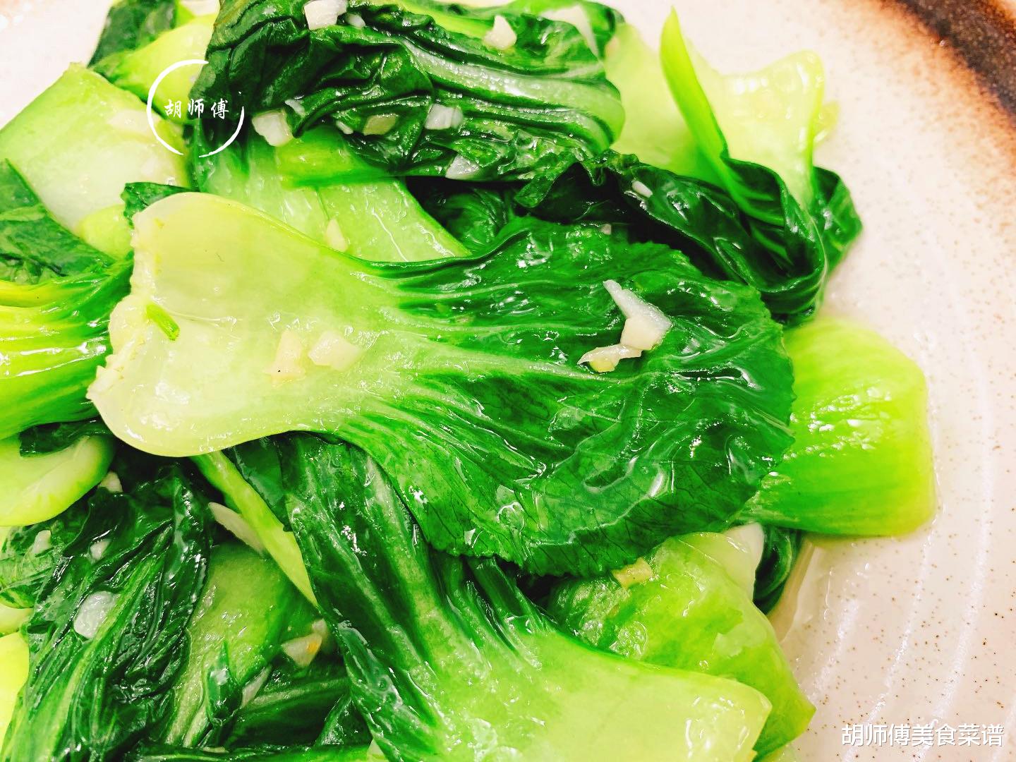 「上海市」炒青菜时,最忌直接下锅炒!牢记这3个诀窍,保证青菜翠绿不发黑