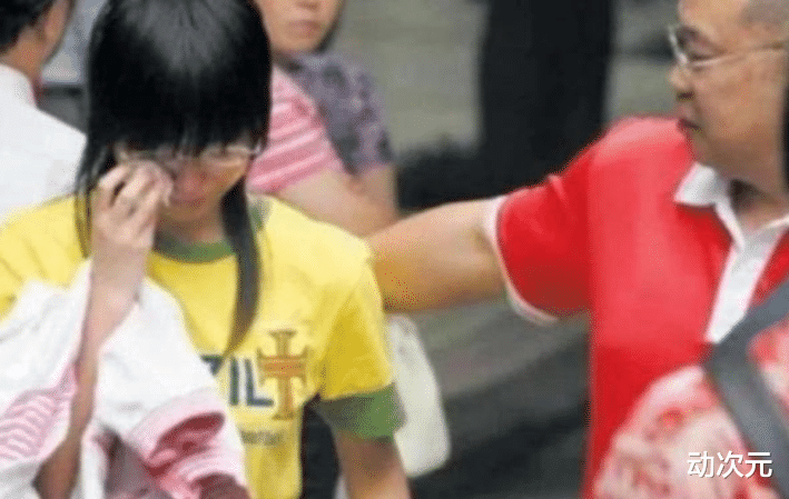 女孩|还记得那个“高考忘涂卡”，下跪求老师的女孩吗？如今下场引深思