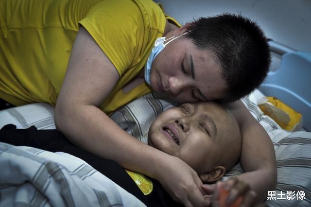 医生|花季少女住进医院后俏容颜变“黑大叔”，偷听医生谈话后留下遗言