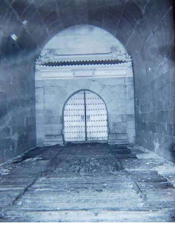 定陵|老照片再现定陵发掘全过程：郭沫若亲自指导，代价惨痛，图9裸手取万历皇冠