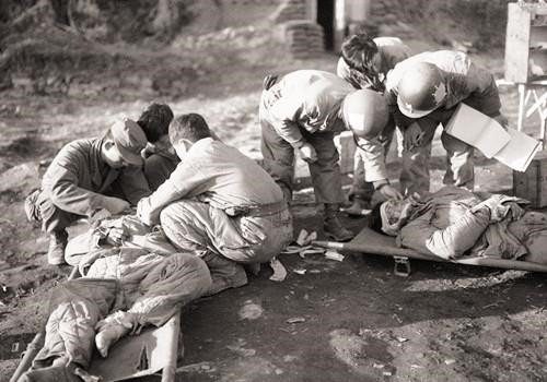 上甘岭@他一人打光400美军,战后隐姓埋名33年,因何事欠下2400元巨款?