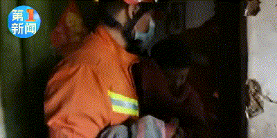 商洛@把人挤成肉夹馍咧！孩子，你是咋进去的？